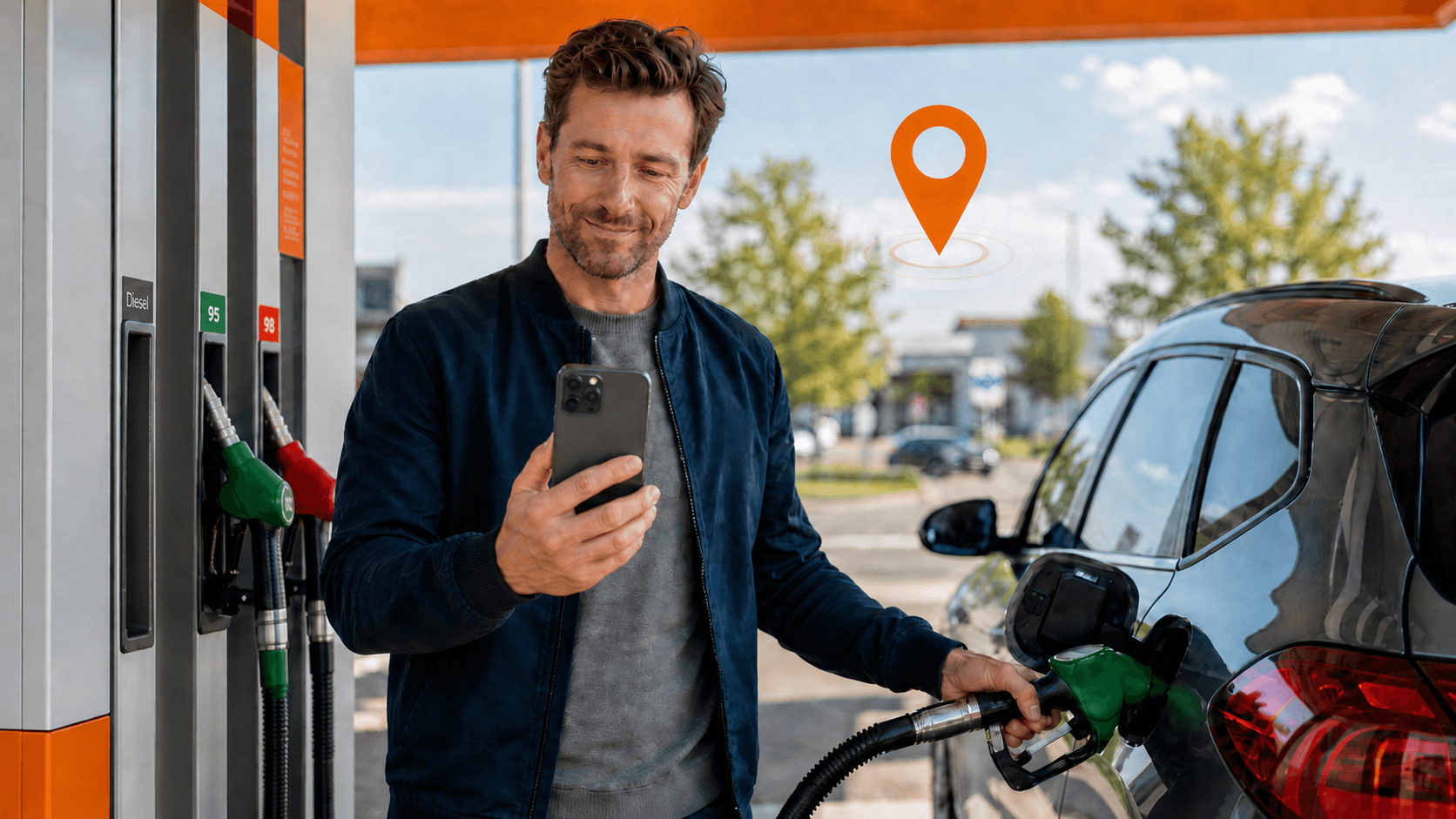 Ein Mann tankt an einer Zapfsäule und schaut auf sein Handy